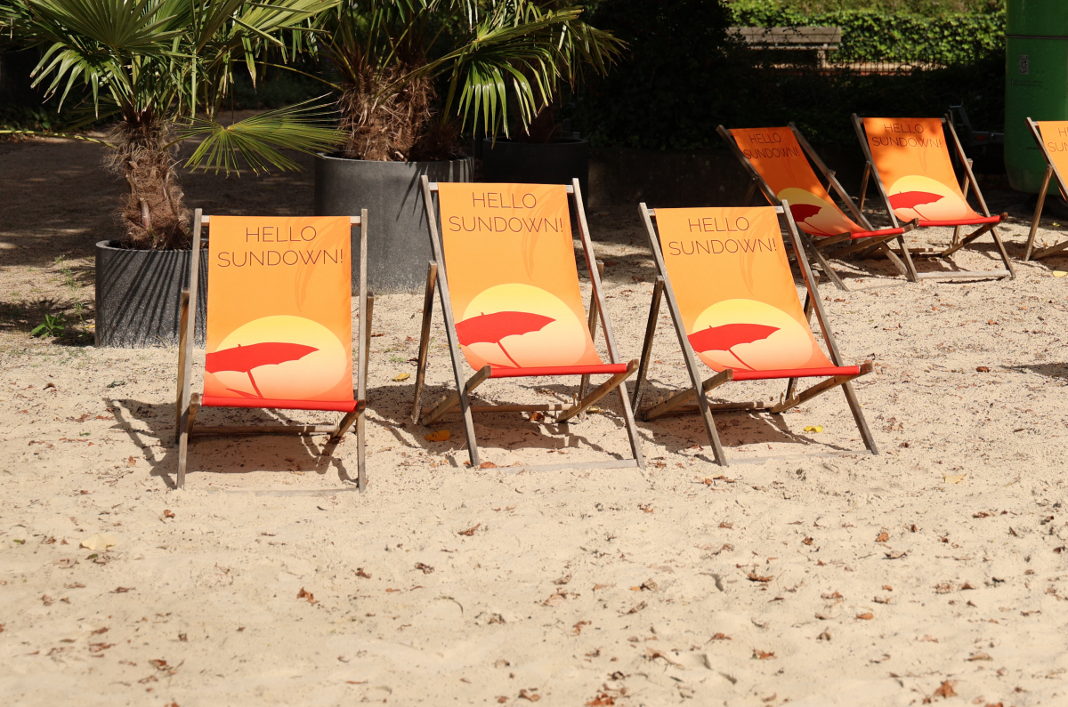 Sonnenstühle am Strand