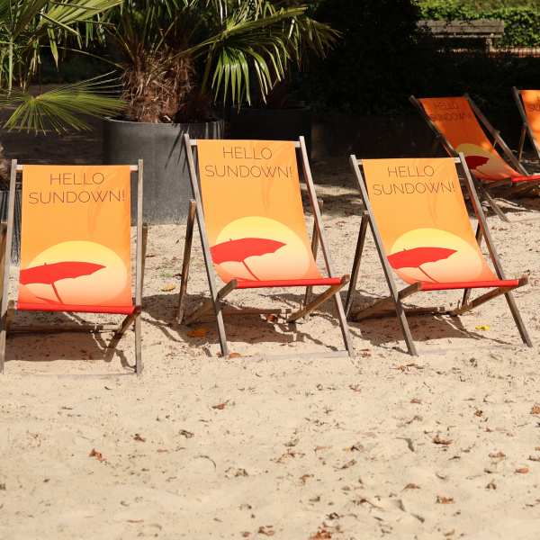 Sonnenstühle am Strand