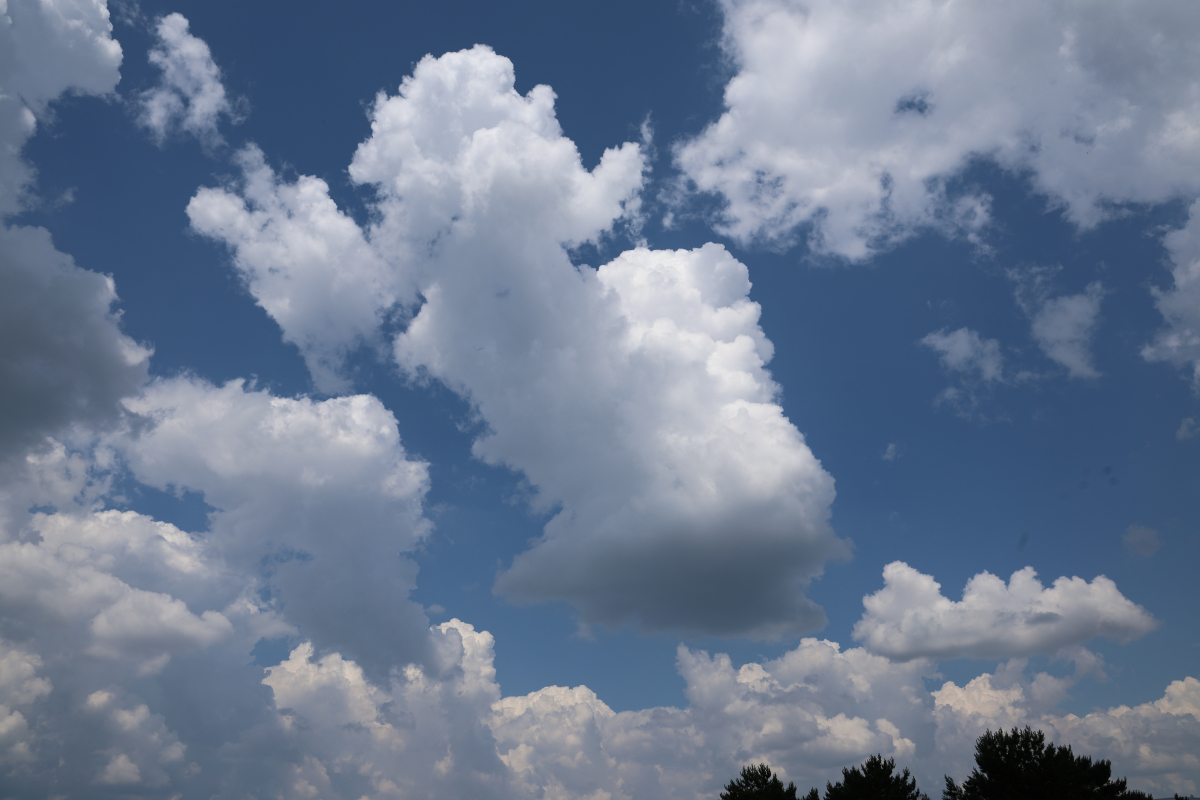 Wolken am blauen Himmel