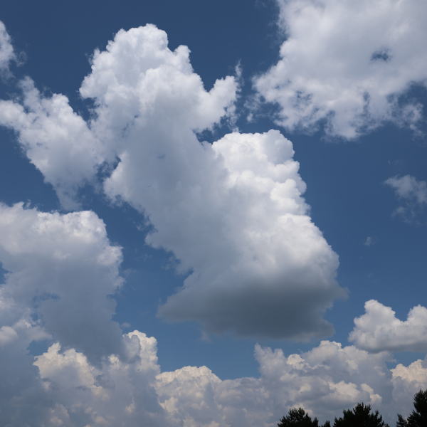 Wolken am blauen Himmel